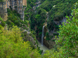 Cascade Impressionnante dans un Canyon - Parc National d'Albanie