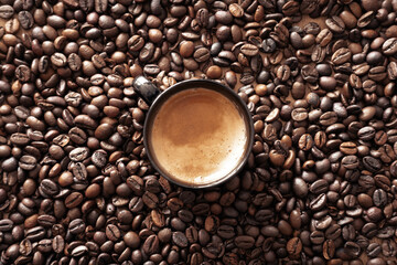 Espresso mit Kaffeebohnen