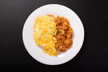 オムライス　（ふわとろ卵とチキンライス）
