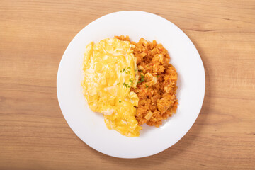 オムライス　（ふわとろ卵とチキンライス）
