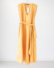Vestido femenino elegante amarillo