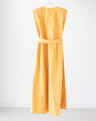 Vestido femenino elegante amarillo