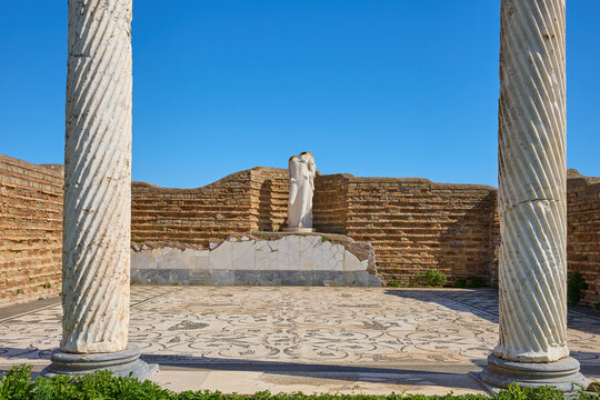 Skulptur in Ostia Antica zwischen 2 S&auml;ulen
