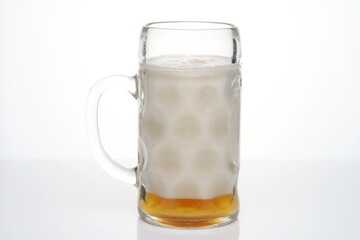 Bier Masskrug mit Bier und viel Schaum