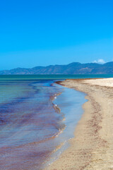 Plage calme au printemps