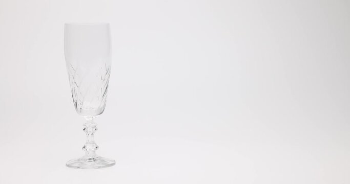 Sekt eingiessen in Sektglas