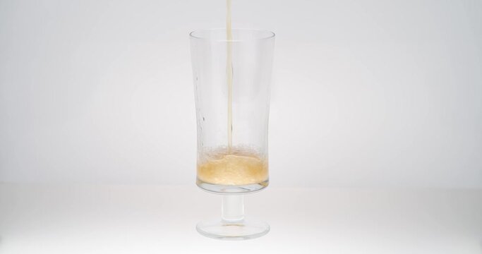Bier eingiessen in Bierglas
