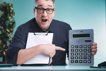 Surprised man emphasizes numbers, points at calculator
