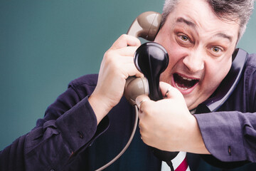 Naklejka premium Man yells, stressed by challenging phone calls