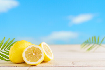 青空にレモンとヤシの葉のシンプルな夏イメージの背景