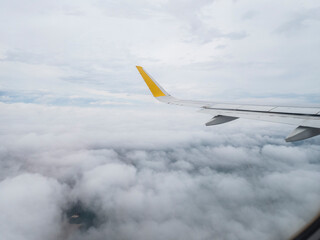volando en avion sobre un mar de nubes
