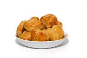 peanut almond cookies topped with sliced peanuts.