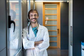 Smiling doctor in hospital corridor discussing hypoglycemia