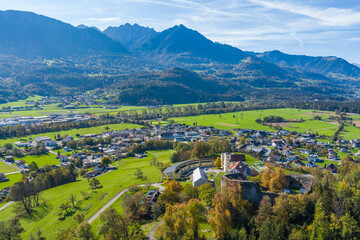Fototapeta premium Burgruine Jagdberg mit Dorf Schlins, Walgau, Vorarlberg, Austria
