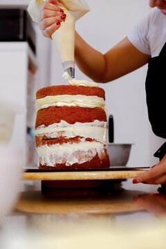 Decorating a layered cake with cream frosting