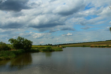 Obraz premium A river with a cloudy sky