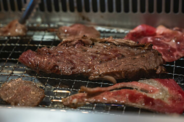 網の上で焼くハラミ