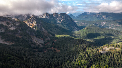 Obraz premium Drone view of lake and mountains in Washington