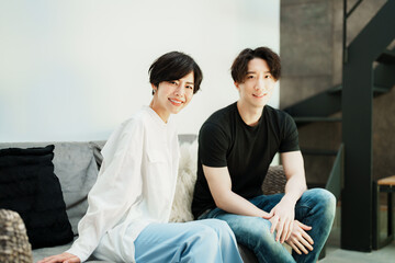 リビングのソファでくつろぐカップル　ハイアングル