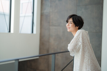 Fototapeta premium 笑顔のシュートヘアの女性