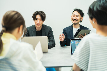 カジュアルビジネス_打ち合わせイメージ