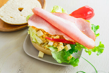 ベーグルでハムたまごサンド