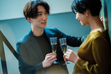 バーで飲み交わす男女
