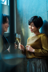 バーで飲み交わす男女
