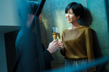 バーで飲み交わす男女
