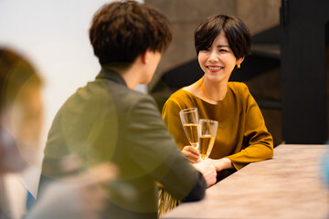 バーで飲み交わす男女
