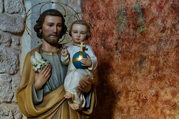 Statue of Saint Joseph with the child. Statue de Saint Joseph et l'enfant Jésus. Italie