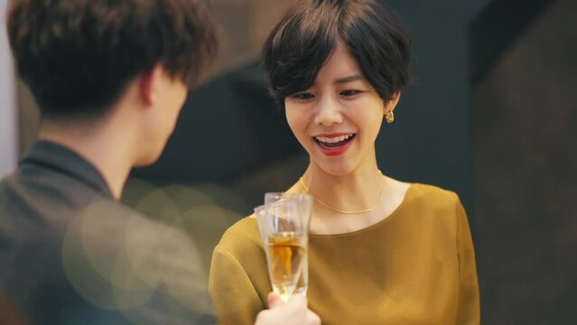 バーで飲み交わす男女