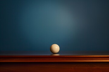 Boule de billard noire sur une table en bois, éclairage chaleureux