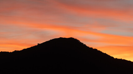 Pôr do Sol Céu Colorido Vermelho Laranja Lagoa da Conceição Floripa Florianópolis Paisagem Natural Reflexo Água Beleza Tranquilidade Natureza Final de Tarde Cenário Deslumbrante Floripa Brilho