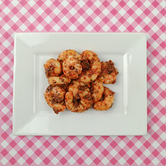 tas de crevettes marinées, en gros plan.	