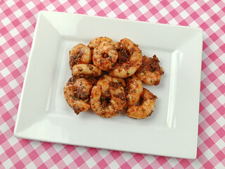tas de crevettes marinées, en gros plan.	