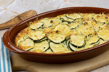 gratin de courgettes, en gros plan, sur une table