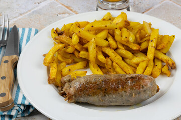 andouillette et frites, en gros plan, dans une assiette	