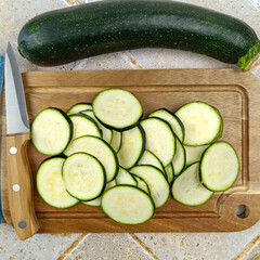 courgettes coupées en morceaux, sur une planche à découper	
