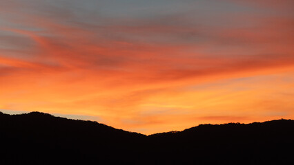 Pôr do Sol Céu Colorido Vermelho Laranja Lagoa da Conceição Floripa Florianópolis Paisagem Natural Reflexo Água Beleza Tranquilidade Natureza Final de Tarde Cenário Deslumbrante Floripa Brilho