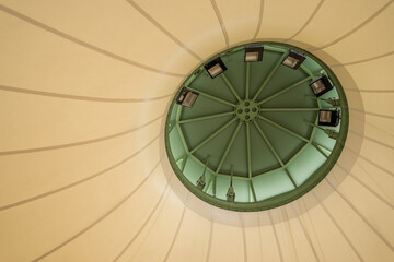 Ciekawe kształty dachu amfiteatru widzianego od spodu © mateuszsojka_foto