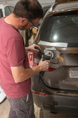 Auto Mechanic Grinding Rear Door for Car Repair