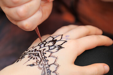 haciendo un tatuaje de henna en una mano mujer 4M0A9530-as24