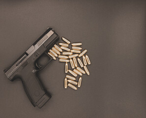 Pistolet i amunicja na czarnym tle © Marcin