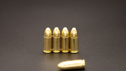 Amunicja 9mm na parabellum na czarnym tle © Marcin