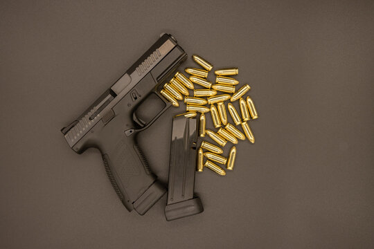 Pistolet i amunicja na czarnym tle