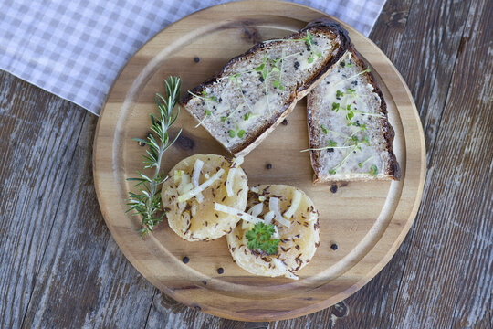 Handk&auml;se mit Musik und Brot