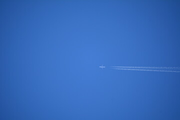 avión en el cielo