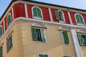 Obraz premium Architectural fragments of the facades of ancient houses in Nice: beautiful windows, balconies, shutters. Nice, capital of the Alpes-Maritimes department on the French Riviera.