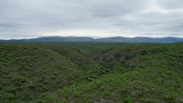 Montagnas, monta&ntilde;as, valle de monta&ntilde;as en las alturas. Verde vegetacion en los cerros, vista a&eacute;rea panor&aacute;mica. 